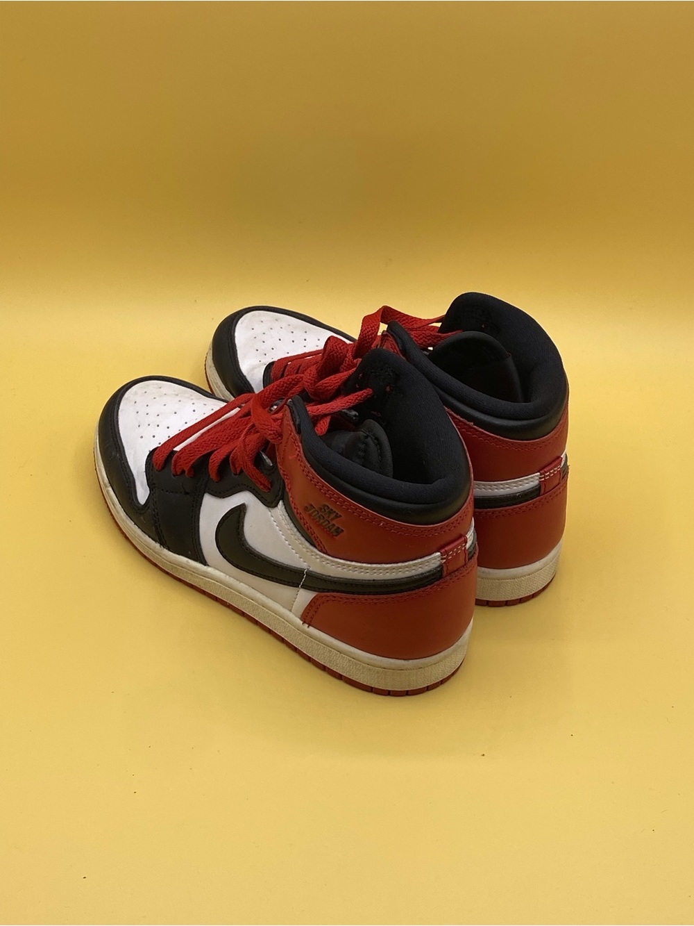 Nike Air Jordan 1 Retro High OG "Black Toe" - Picture 3 of 4